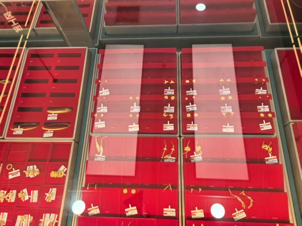 东方财通 金价破千致结婚“三金”成本飙升，打金、“金包银”火了！｜五一消费观察