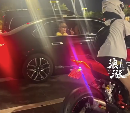 卓越汇 鹿晗降窗和粉丝比耶合照 网友：是鹿晗和粉丝的双向奔赴没错了